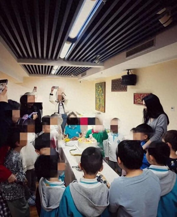 京海配资 宗婕莉庆生照曝光, 打扮漂亮很像妈妈, 多位学生家长联合发声力挺